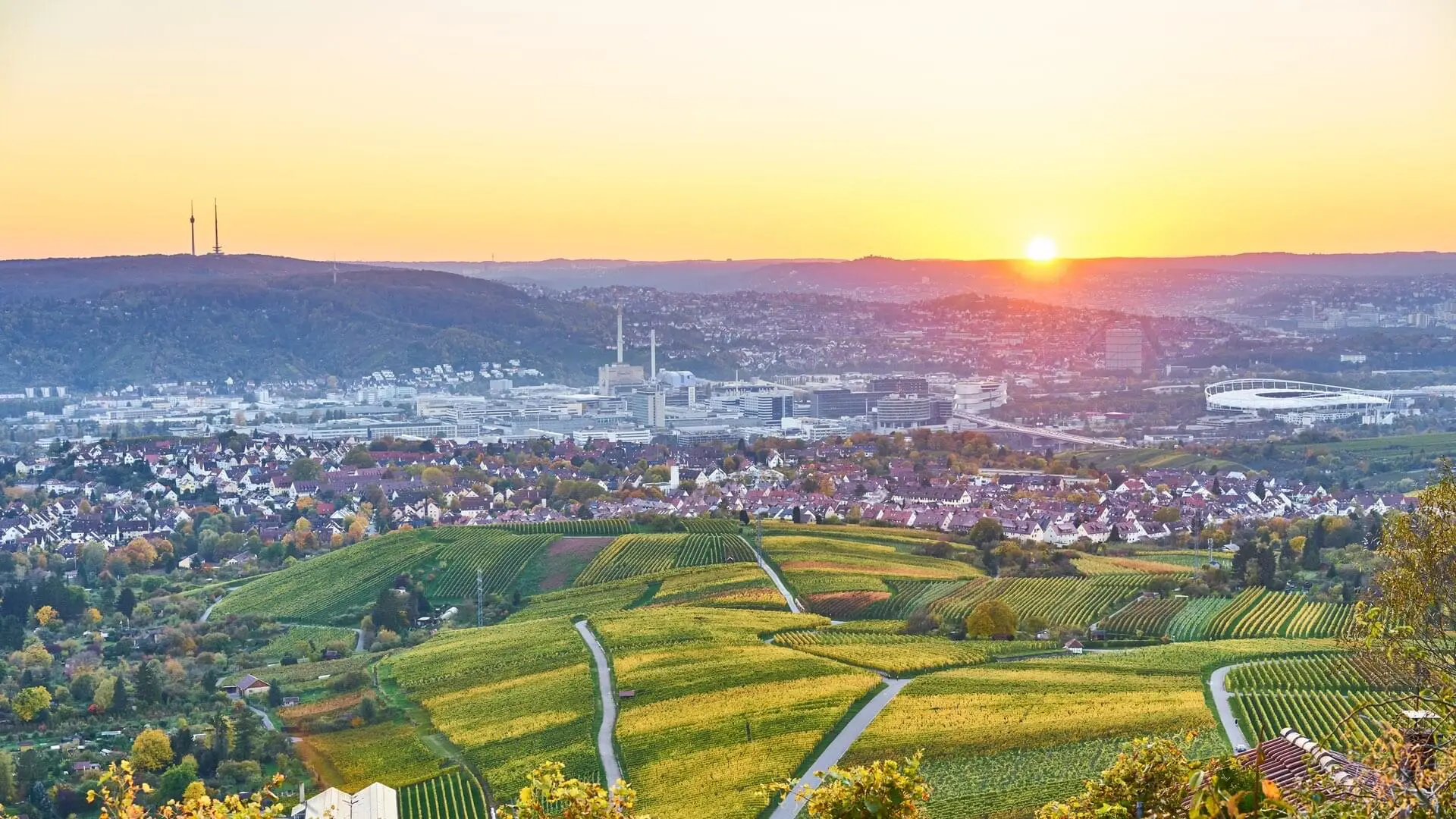 Panorama der Stadt Stuttgart beim Sonnenuntergang.