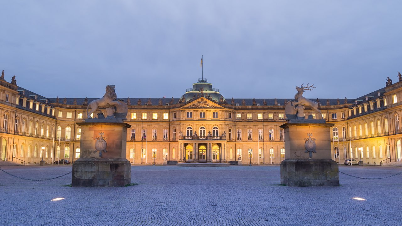 Neues Schloss in Stuttgart beleuchtet am Abend.