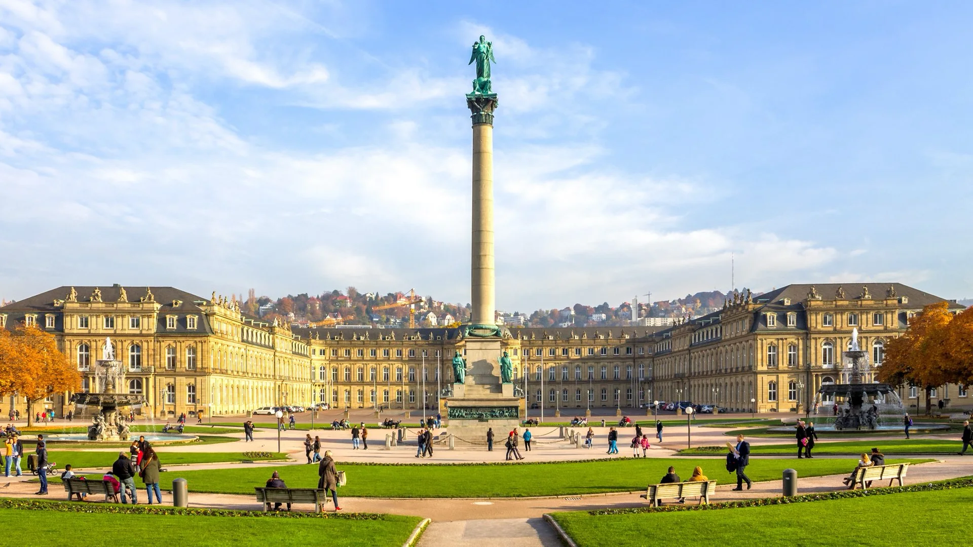 Blick auf den Schlossplatz vom Neuen Schloss in Stuttgart mit Säule.