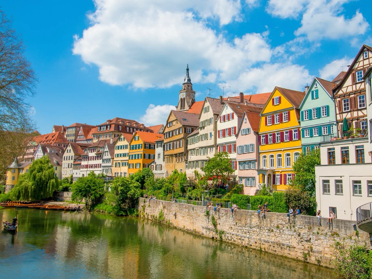 Bunte Häuser am Flussufer in Tübingen