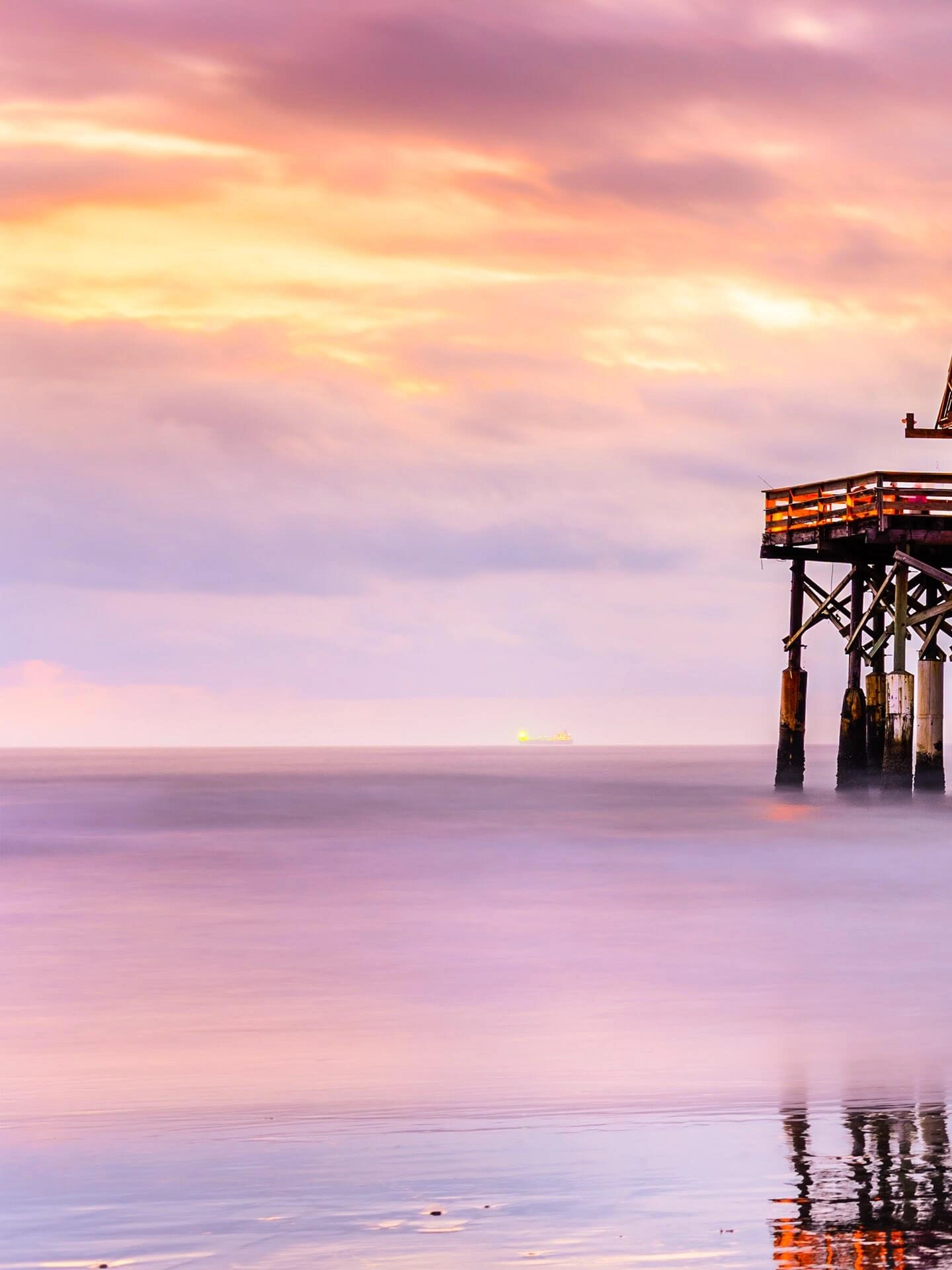 Spiegelung des Cocoa Beach Pier im Wasser