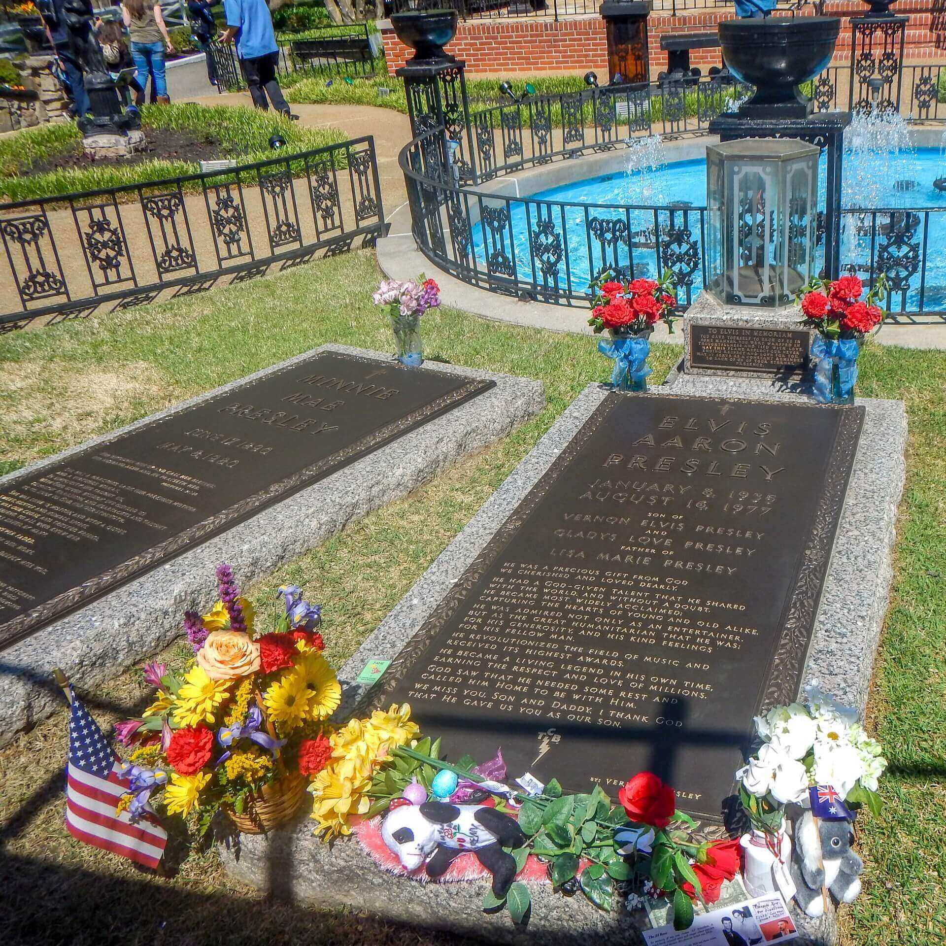 Das Grab von Elvis Presley und seinen Eltern
