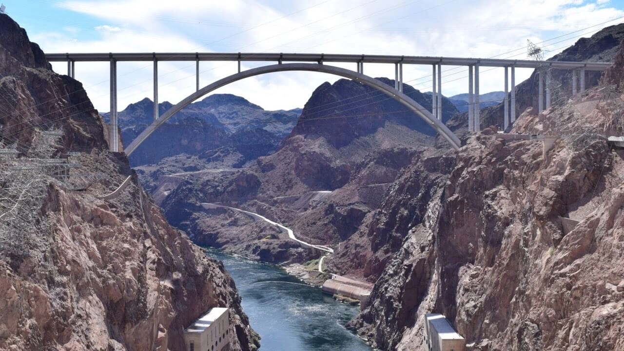Brücke am Hoover Dam und Fluss
