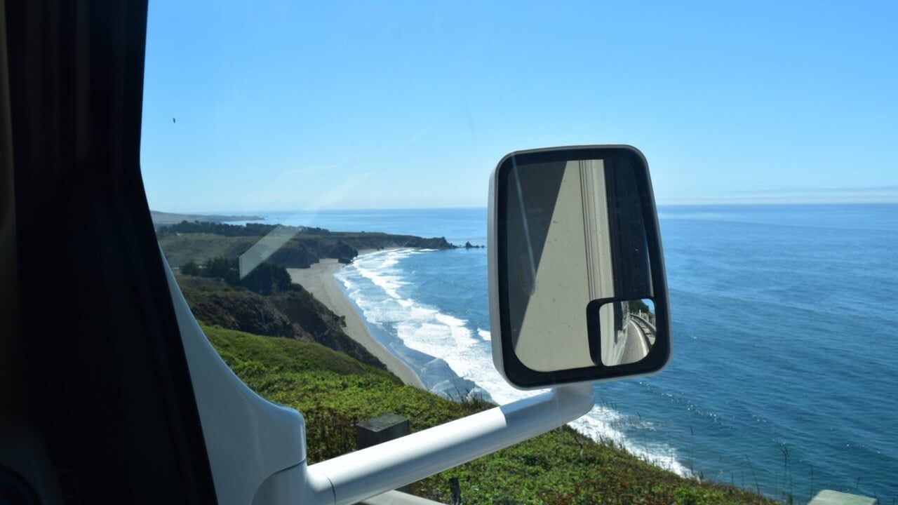Rückspiegel des Wohnmobils an der Küste Kaliforniens