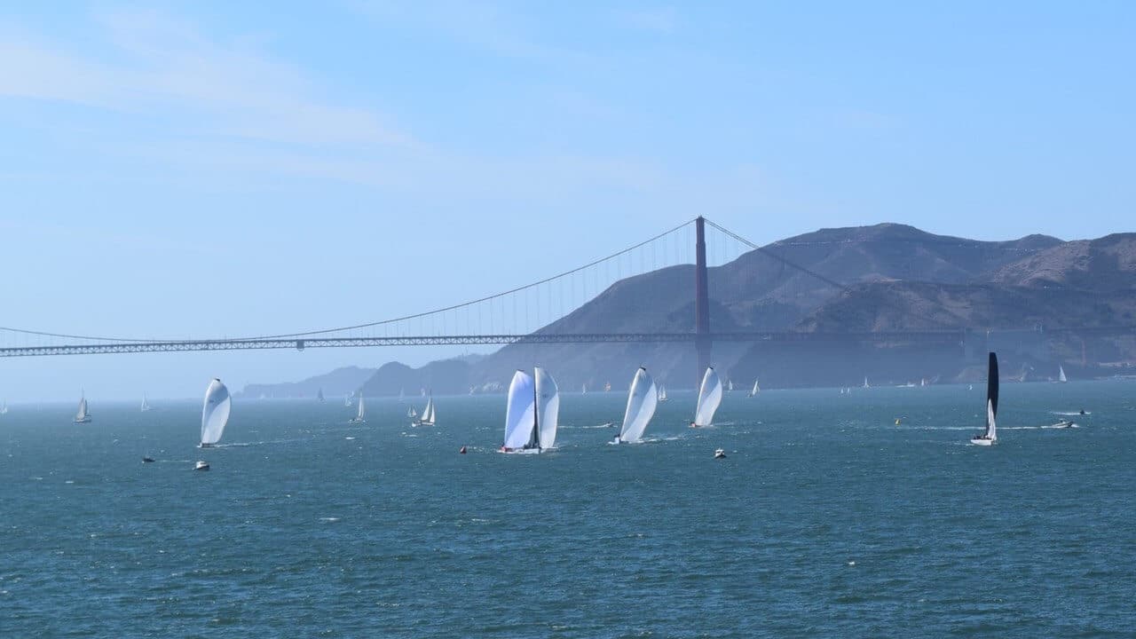 Surfer und Golden Gate in San Francisco