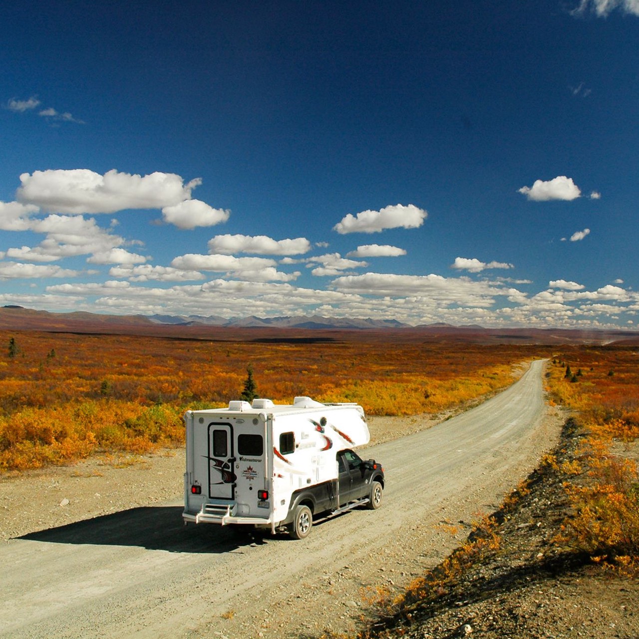 Truck Camper in weiter Landschaft in Kanada