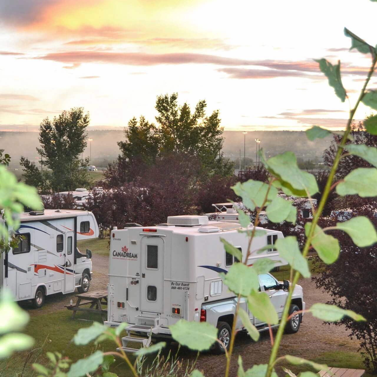 CanaDream Camper bei Sonnenuntergang auf dem Campground