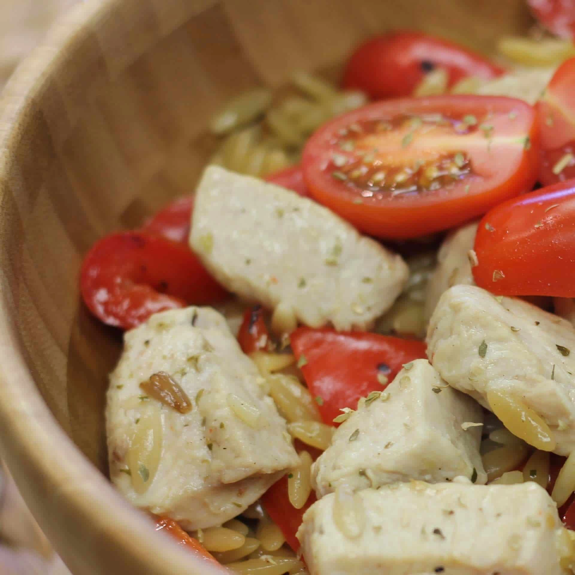Halbe Schale des Chicken-Orzo-Pot