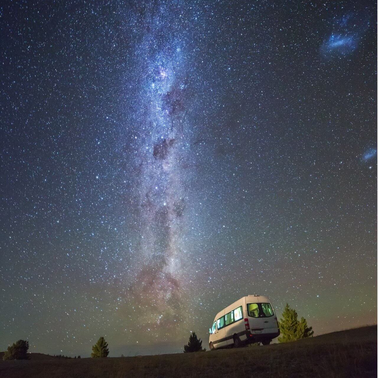 Camper am Lake Pukaki Neuseeland mit Milchstraße