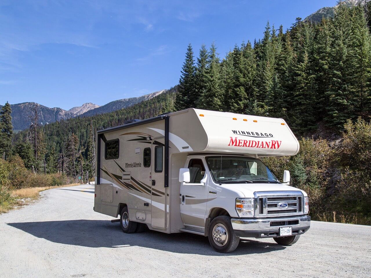 Meridian RV Wohnmobil auf einer Bergstraße in Kanada