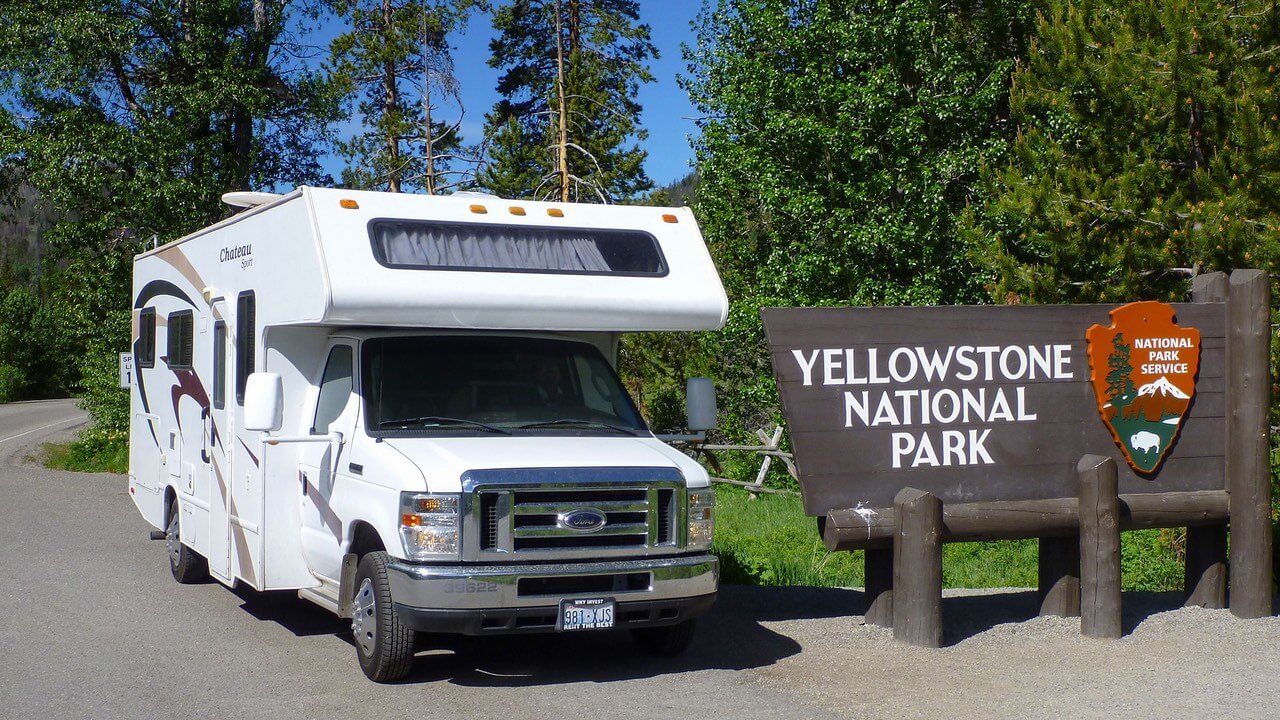 Wohnmobil von Mighty Campers im Yellowstone-Nationalpark in den USA
