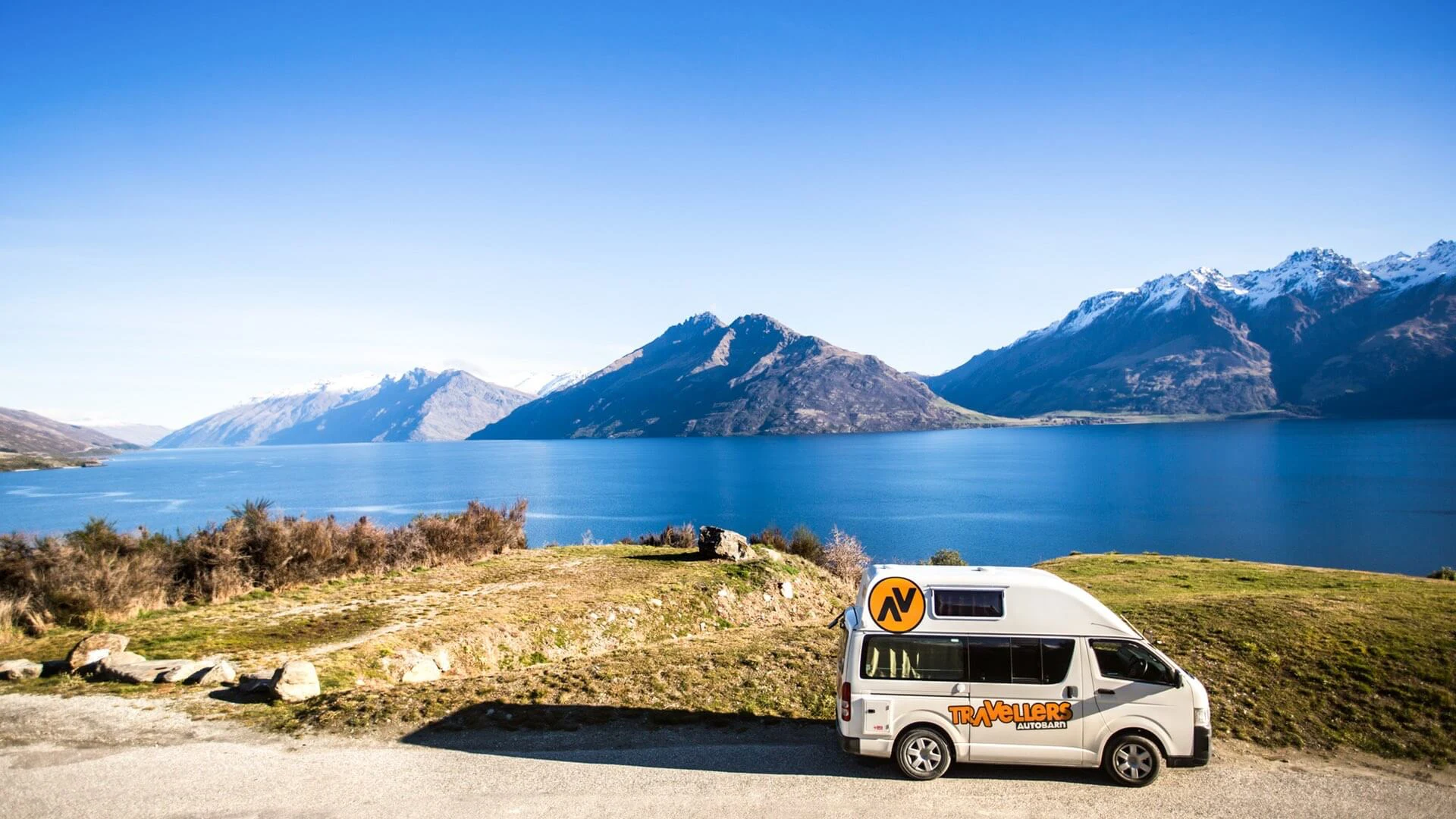 Ein Camper vor einem See in Neuseeland