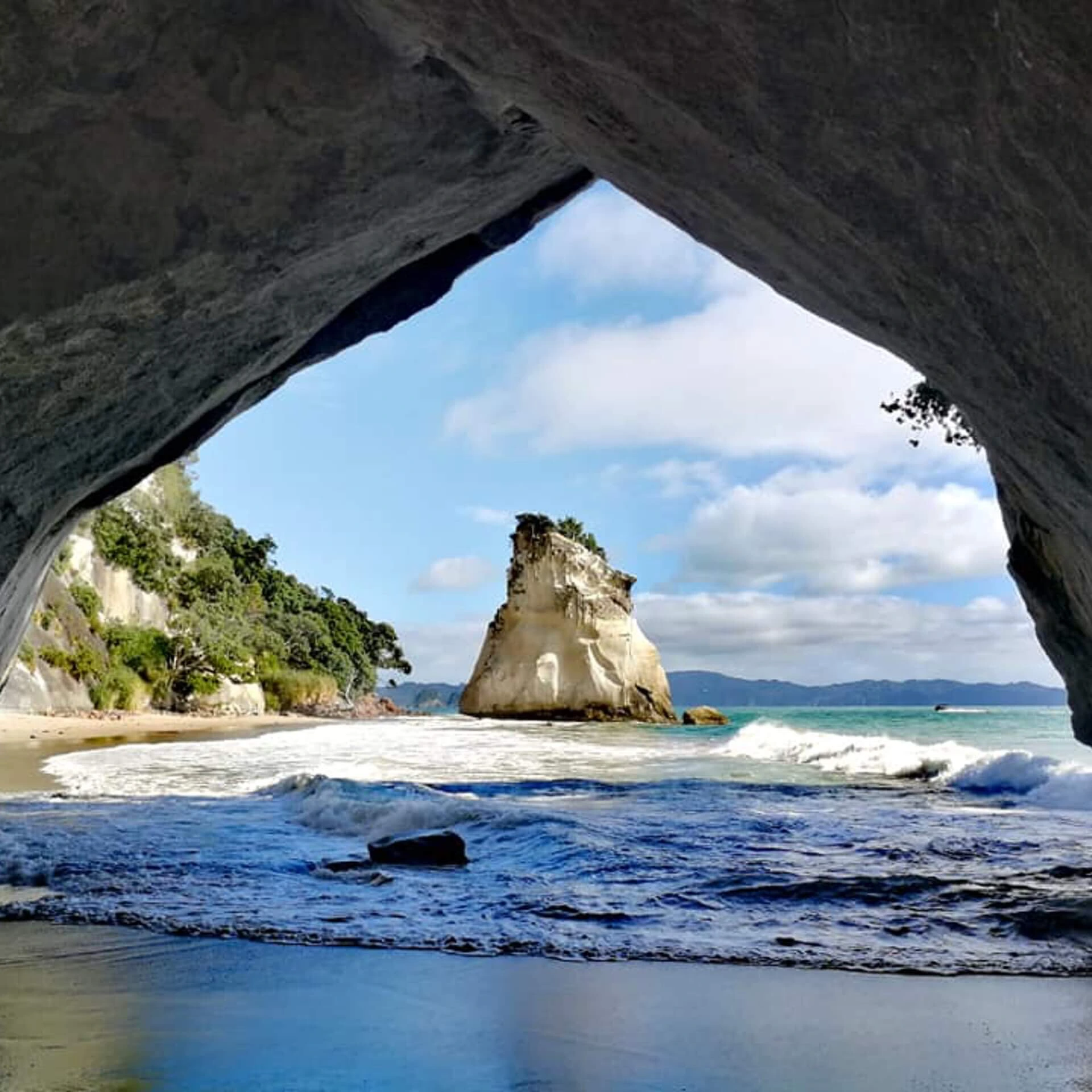 Blick auf das Meer aus der Cathedral Cove heraus.
