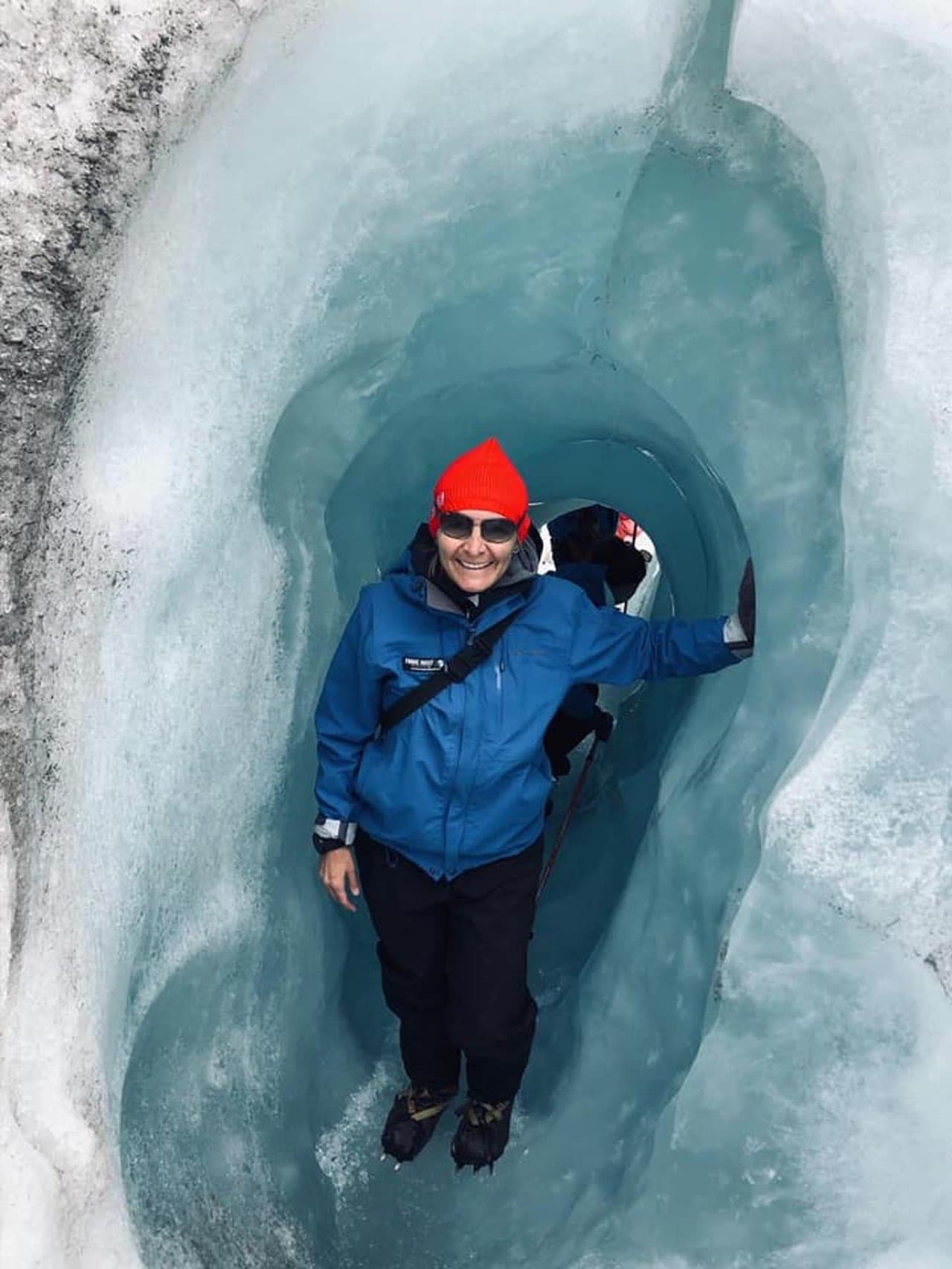 Frau Müller auf Gletscher Wanderung in Neuseeland.