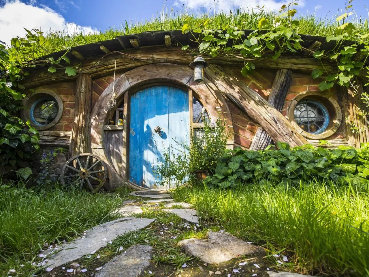 Eine Hobbithöhle der Filmkulisse aus der