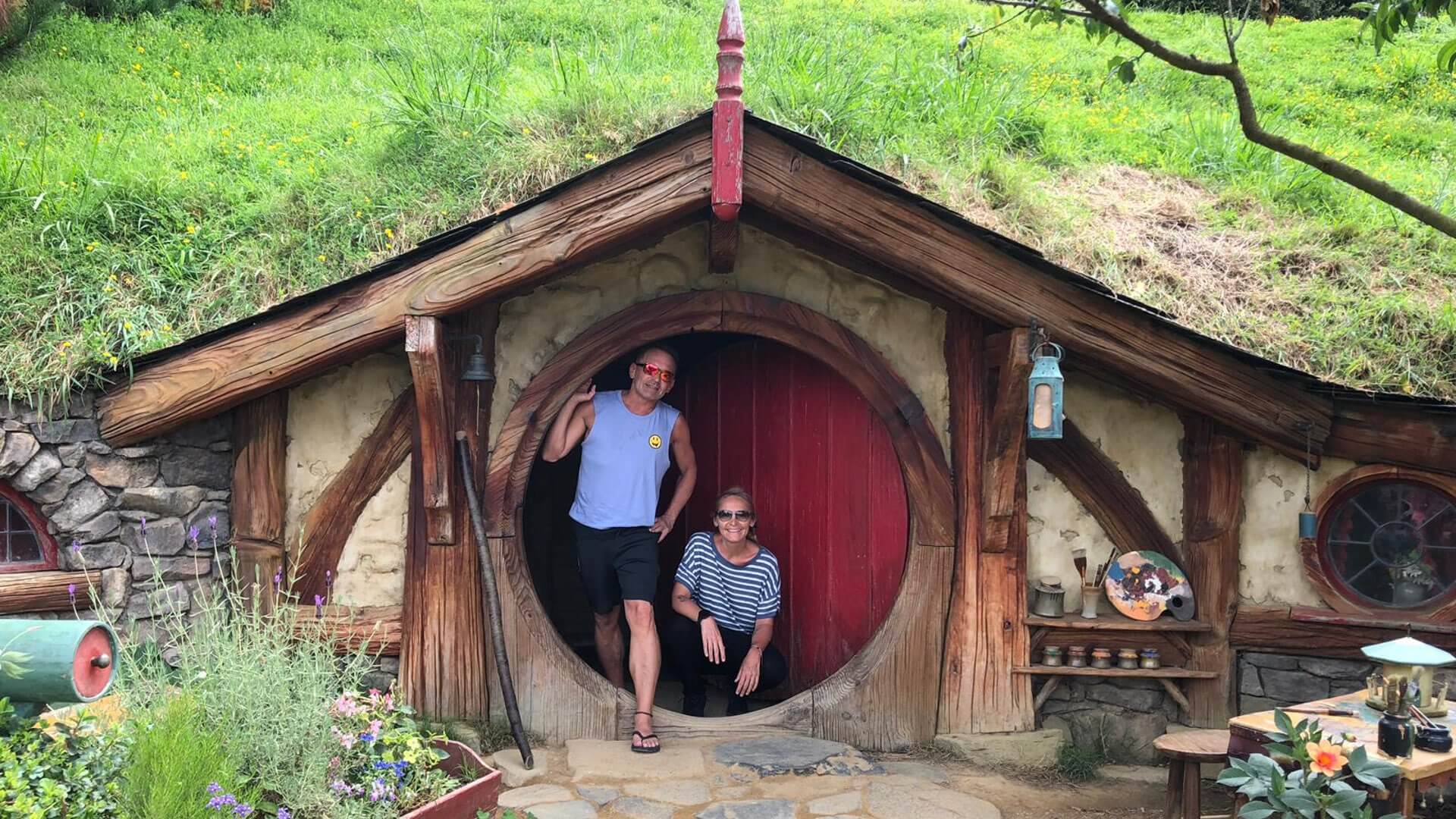 Frau Müller mit ihrem Travel-Buddy in Hobbiton.