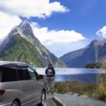 Zwei Frauen mit ihrem Camper am Ufer des Milford Sound