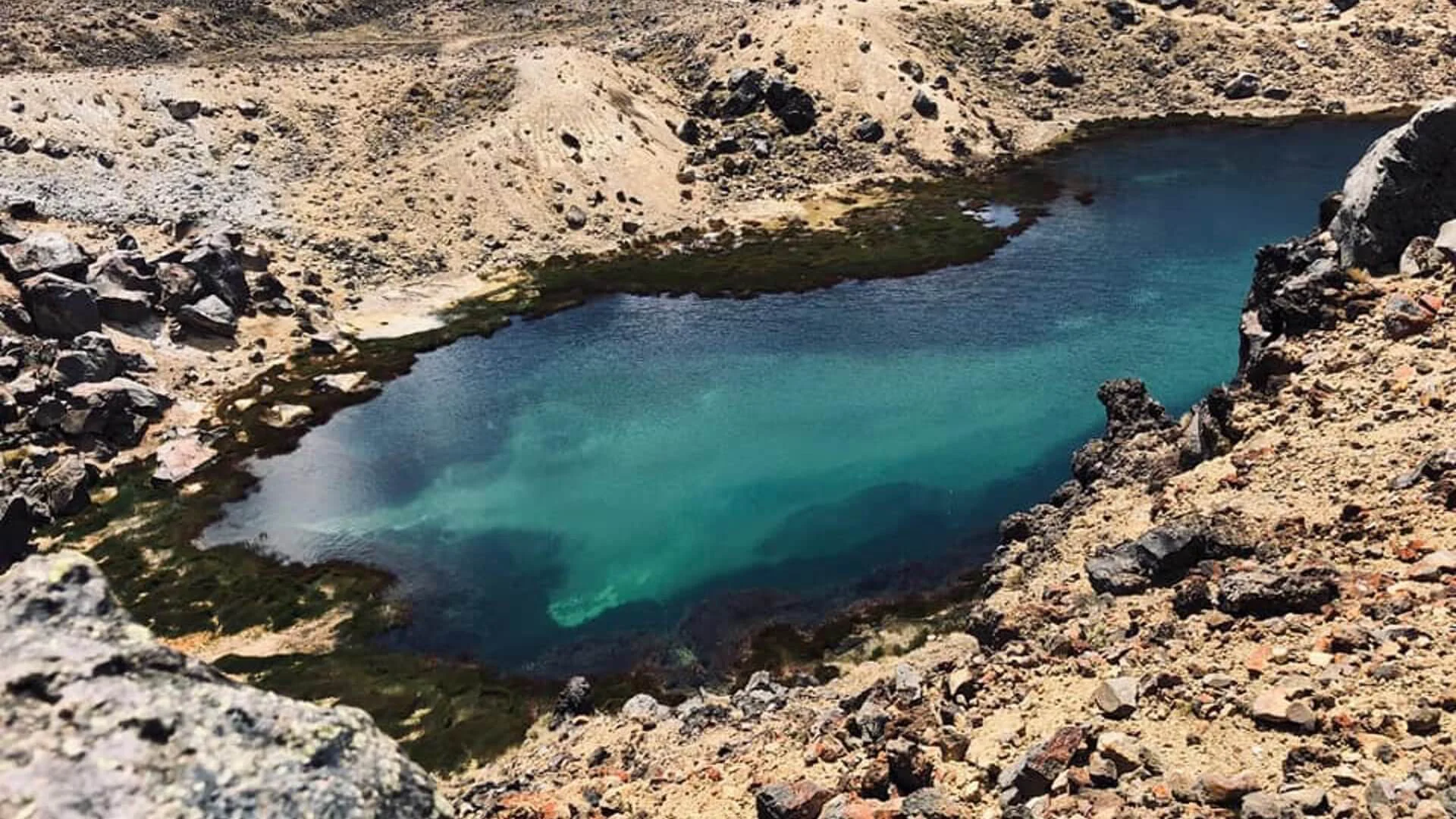 Ein See inmitten der Berge in Neuseeland.