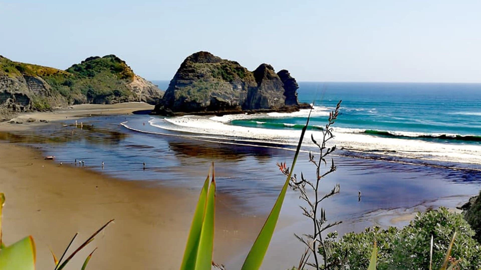 Strand mit großen Felsen in Neuseeland.