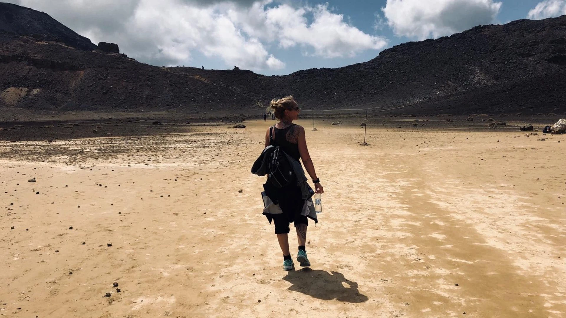 Frau Müller bei einer Wanderung in Neuseeland an einem sonnigen Tag.
