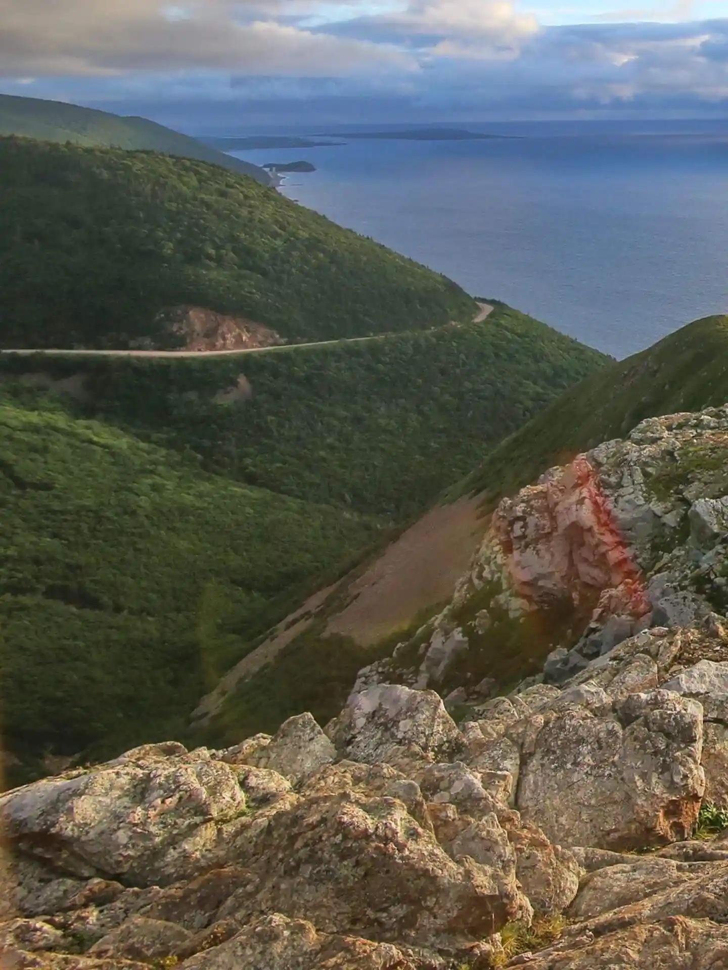 Berge treffen in Nova Scotia auf Meer.