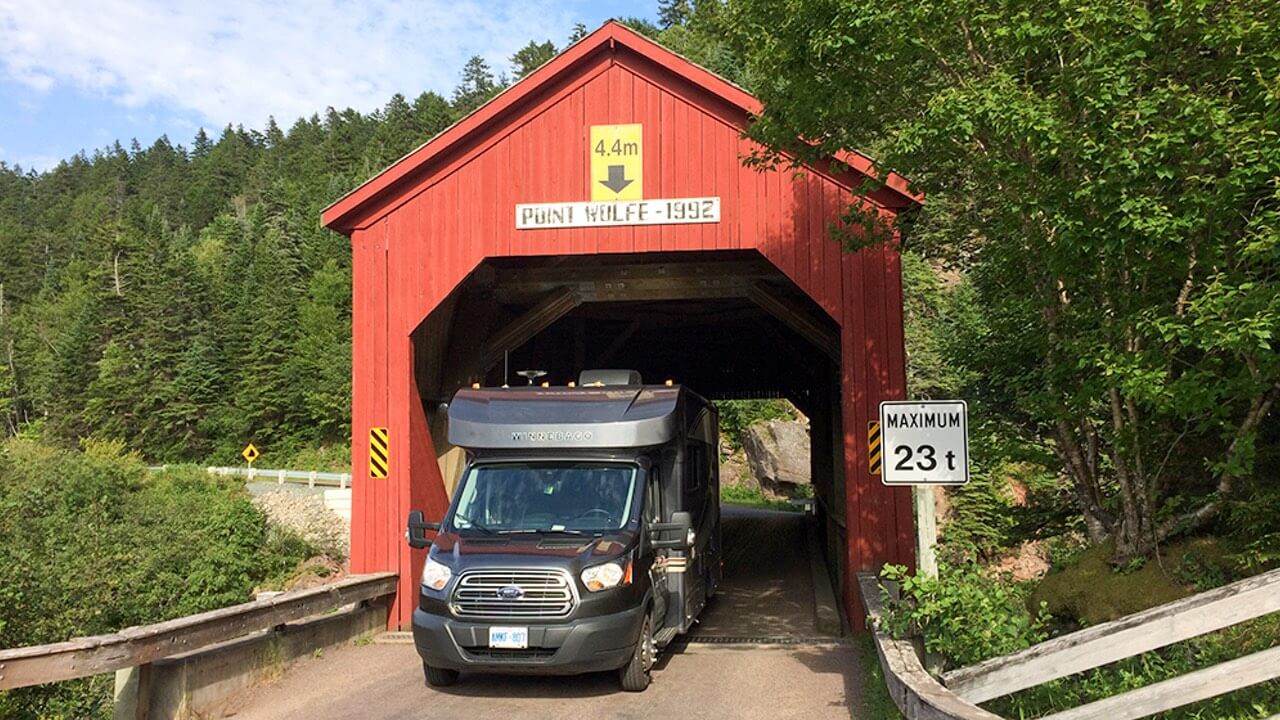 Wohnmobil von Owasco RV in Kanada auf einer überdachten Brücke