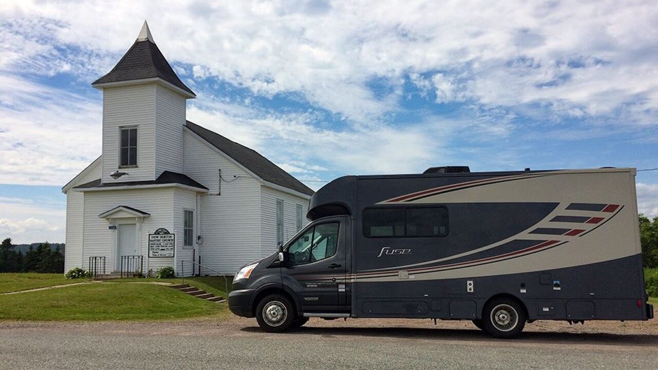 Wohnmobil von Owasco RV in Kanada vor einer Kirche