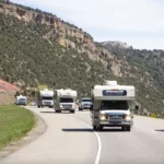 RoadBear Camper auf den Straßen von Colorado, USA