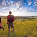 Zwei Wanderer im Grasslands-Nationalpark genießen die Aussicht