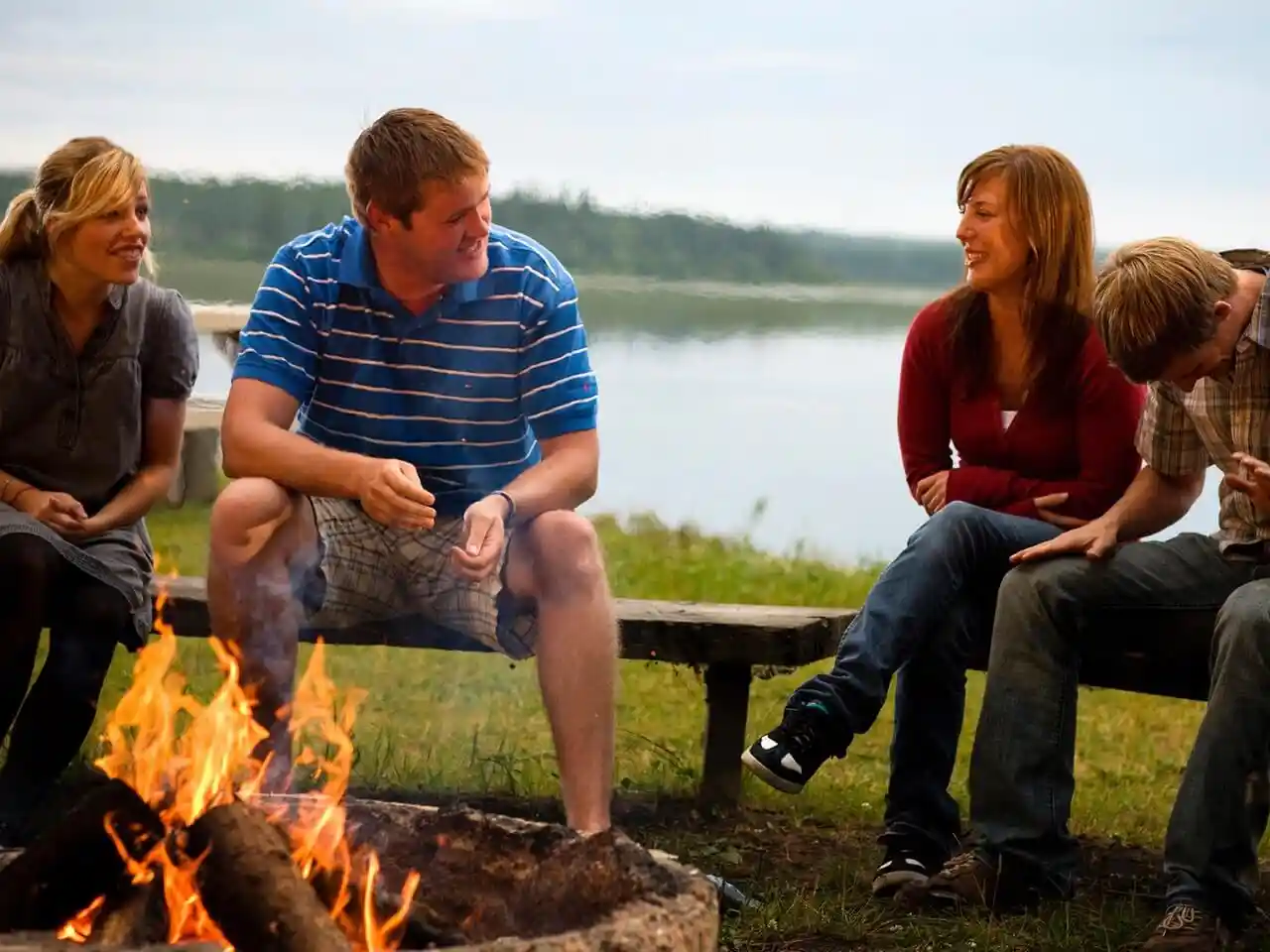 Gesellschaft am Lagerfeuer