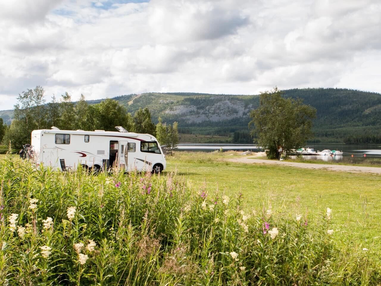 Wohnmobil mieten Stockholm: An einem See in Skandinavien