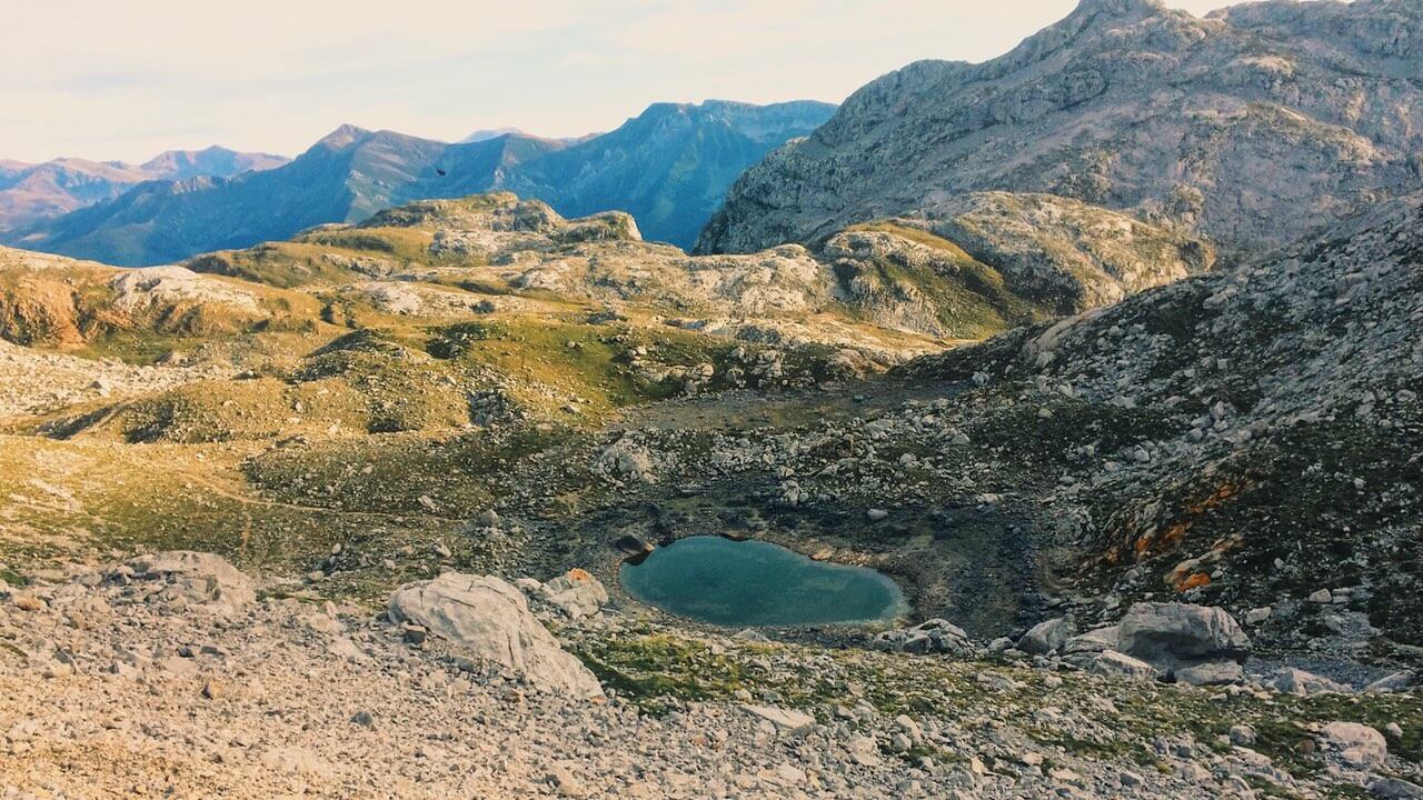 Ein kleiner See zwischen den Bergen im Nationalpark Picos de Europa