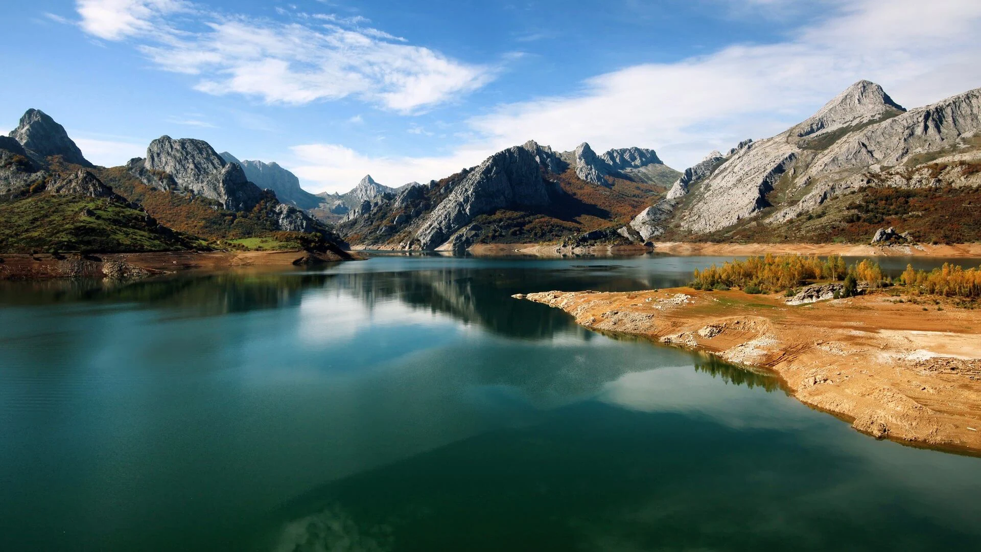 Blick auf einen See im Nationalpark Picos de Eurpa