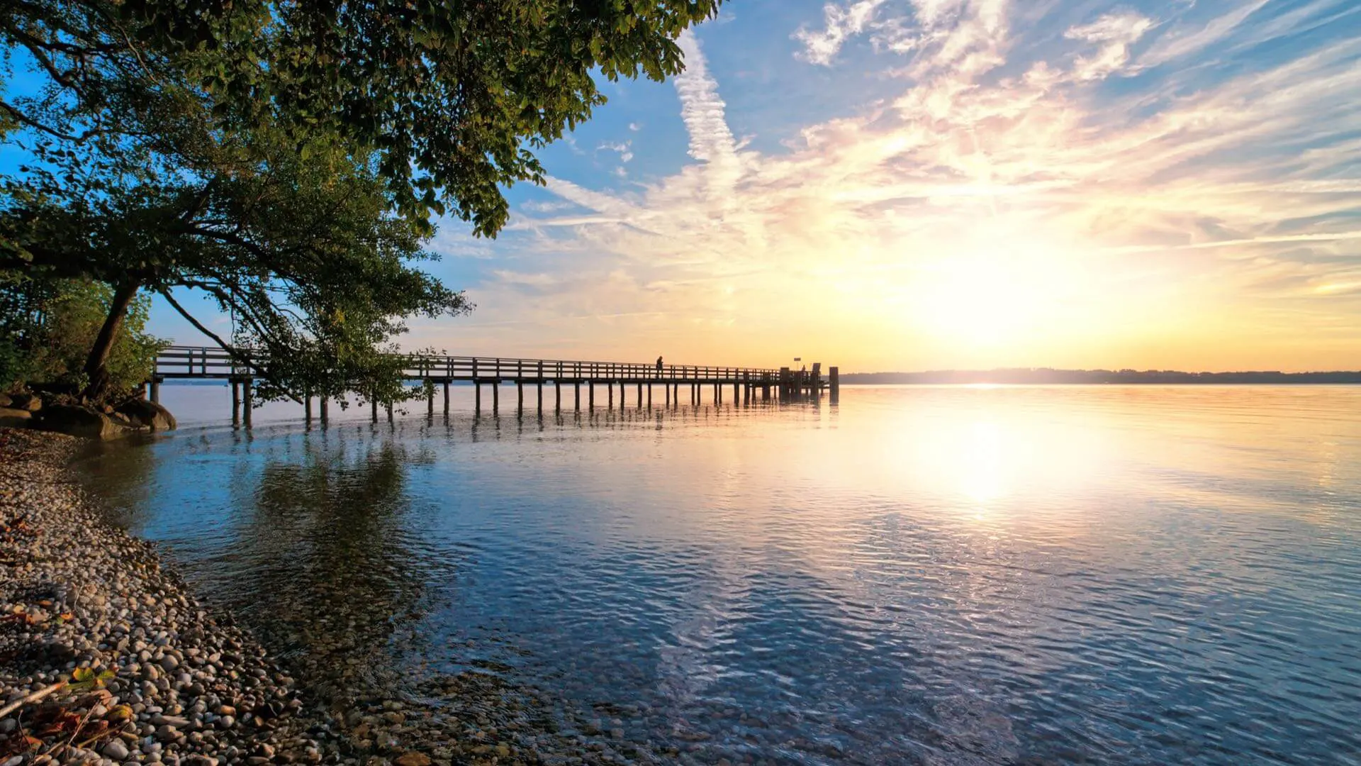 Der Starnberger See samt Steg in der Nähe von München.