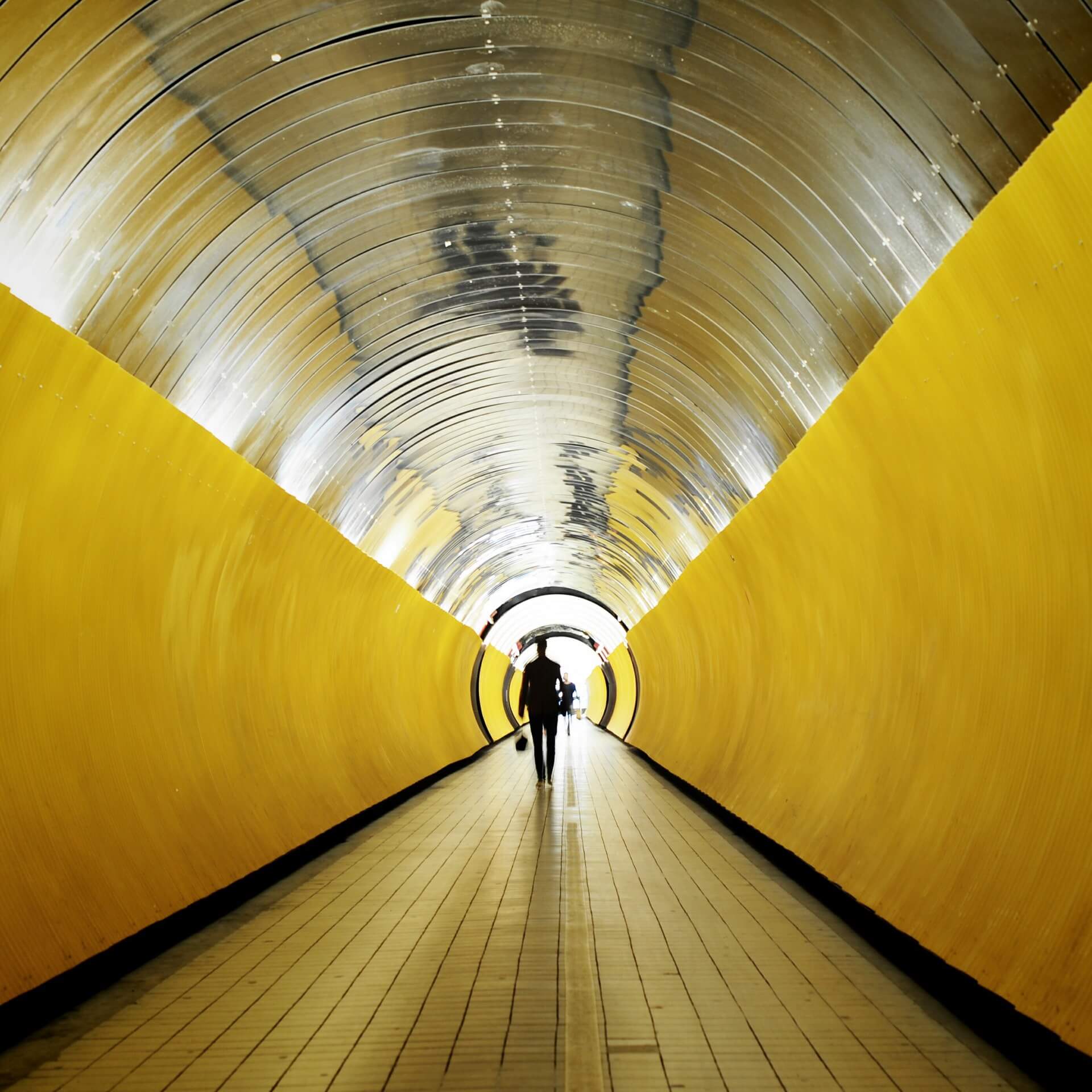 Personen im Brunkebergs Tunnel in Stockholm