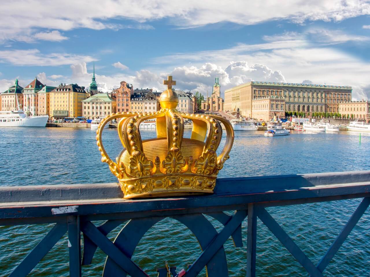 Krone auf einer Brücke in Stockholm