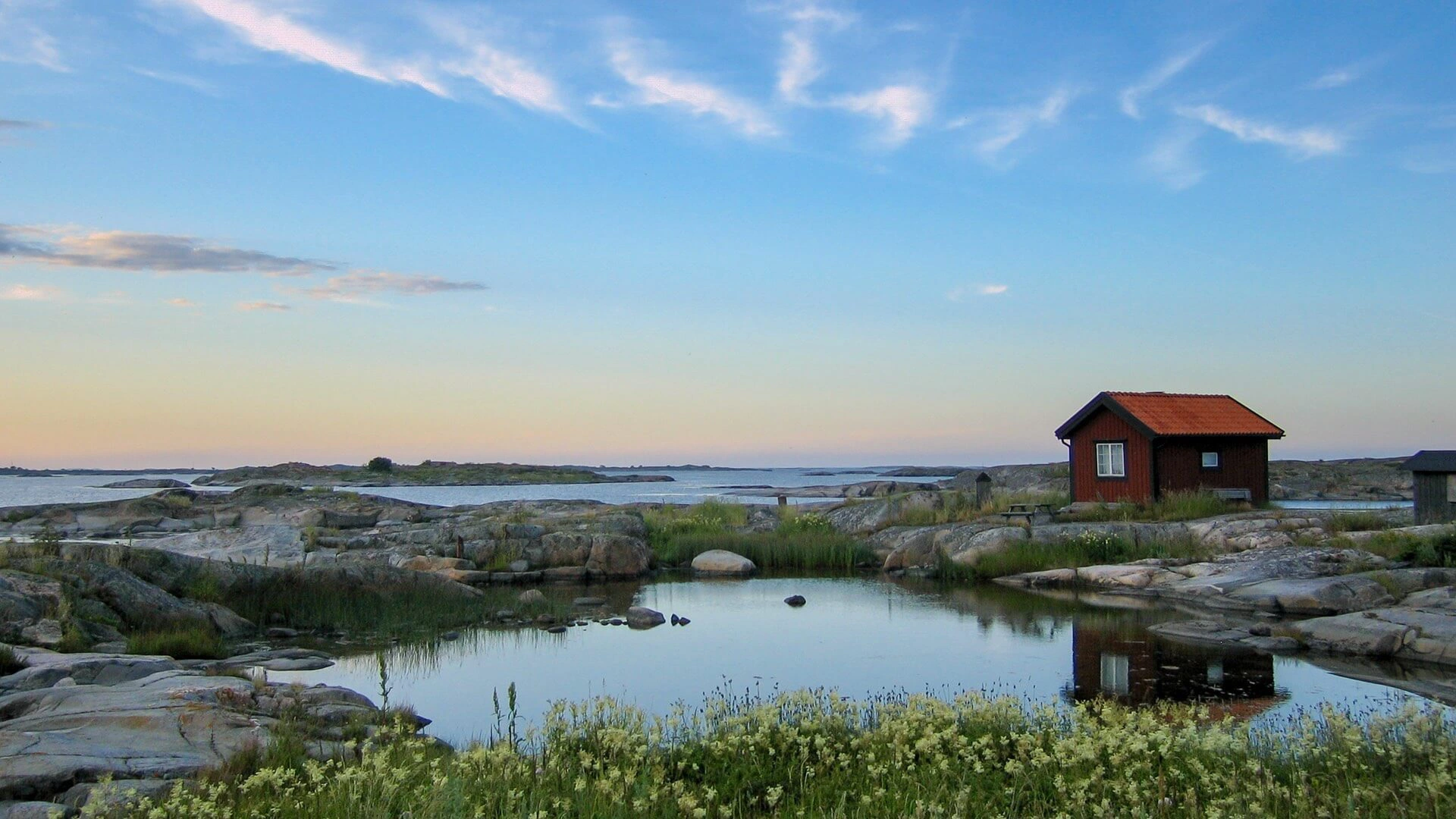 Kleines rotes Haus am Wasser nahe Stockholm