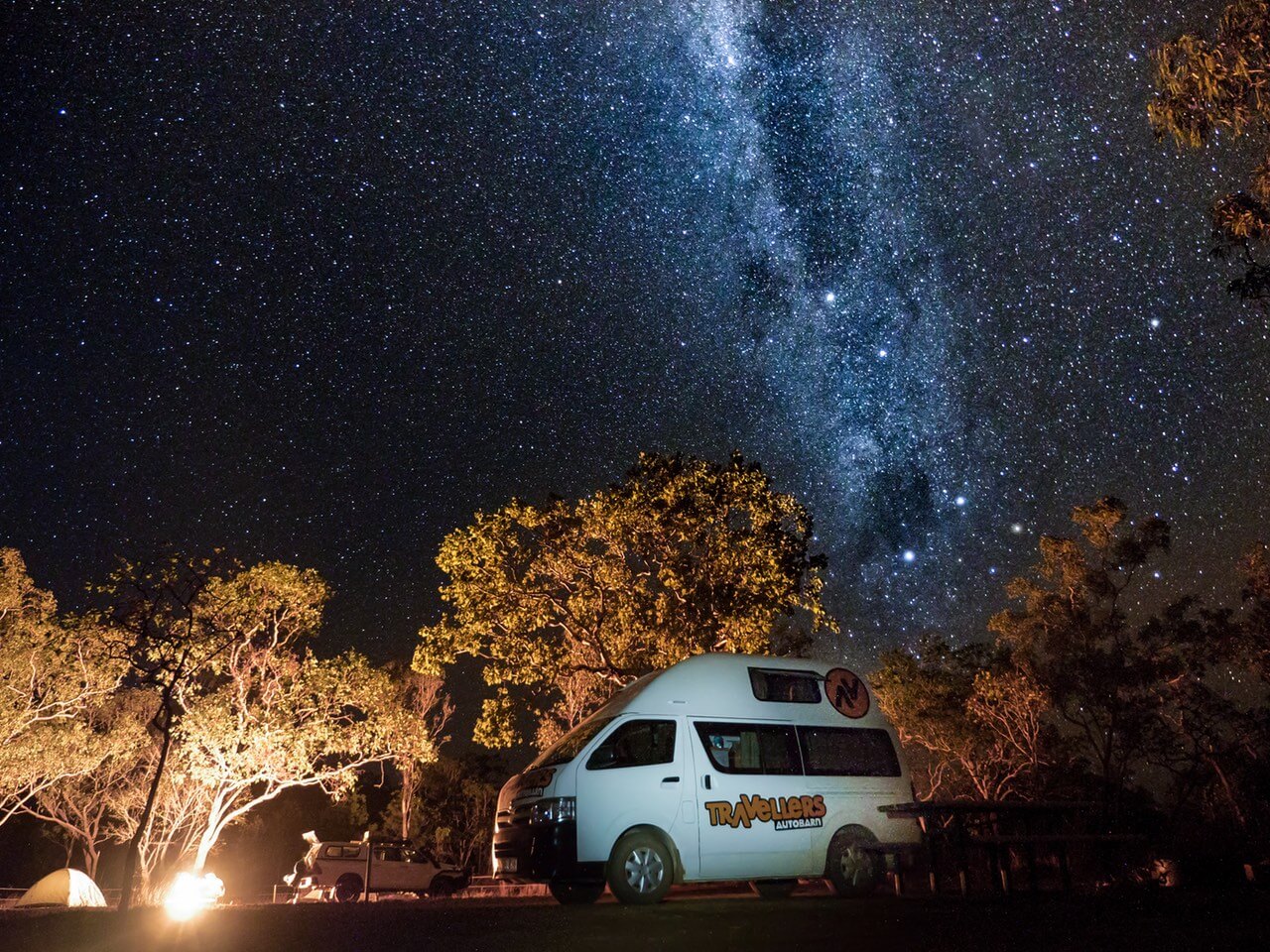 Travellers Autobarn Camper bei Nacht mit Sternenhimmel