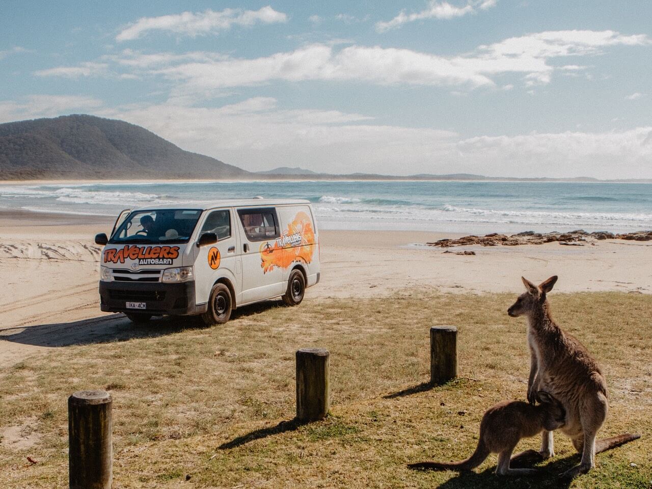 Travellers Autobarn Camper am Strand in Australien mit Känguruh