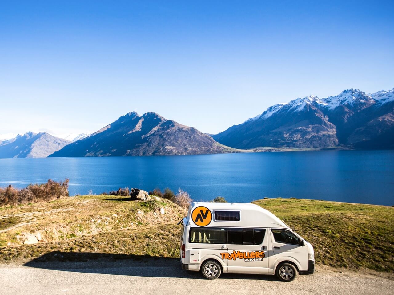 Camper von Travellers Autobarn an der Küste Neuseelands