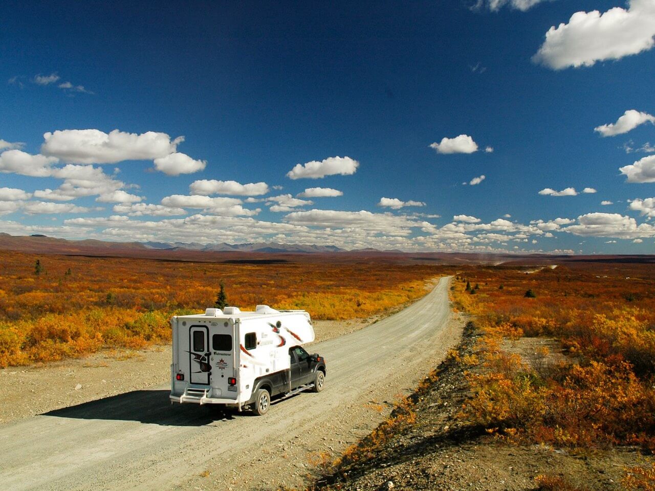 Truck Camper von Fraserway in der kanadischen Weite
