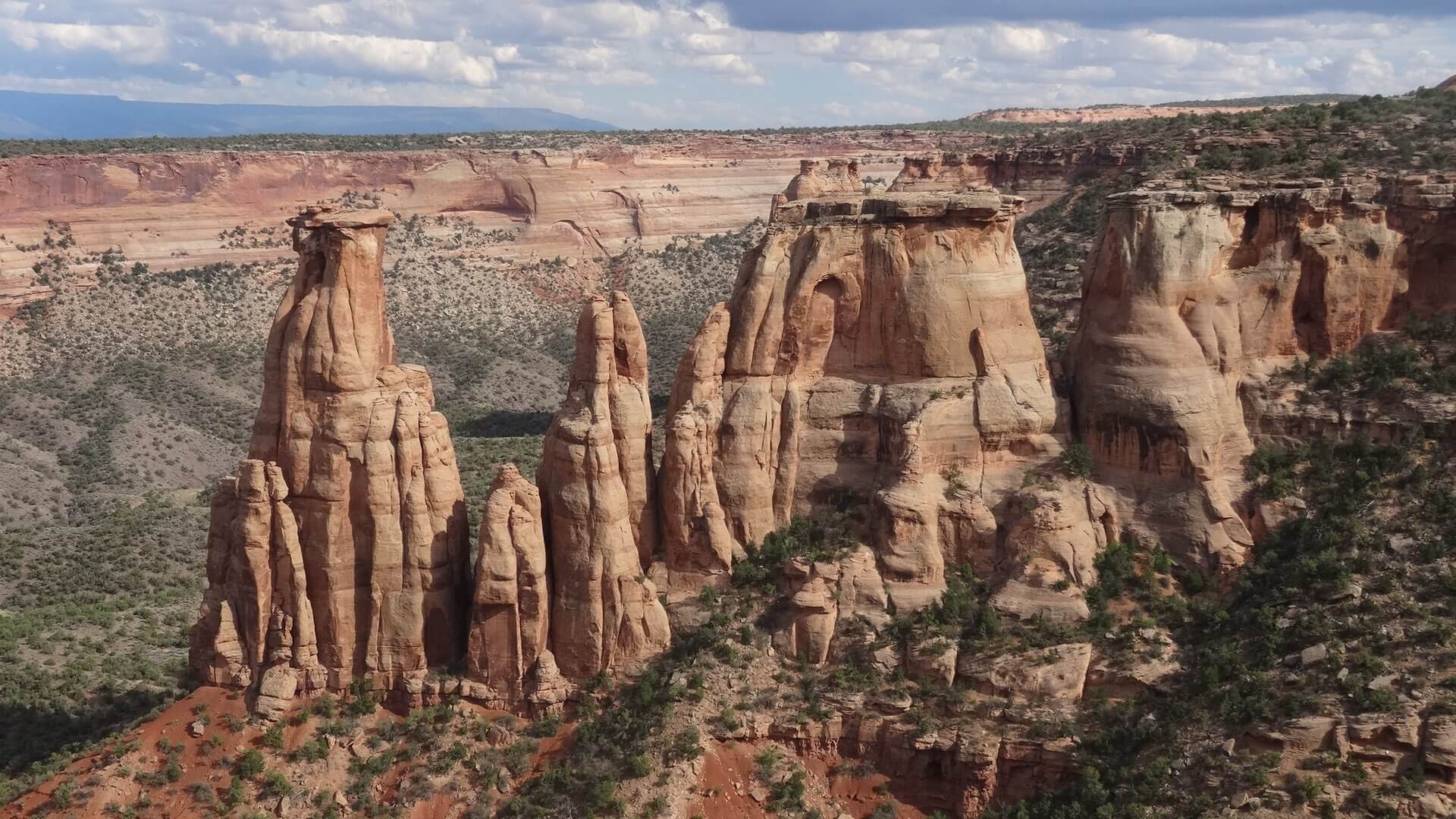 Ein Panorama des Colorado National Monuments in den USA.