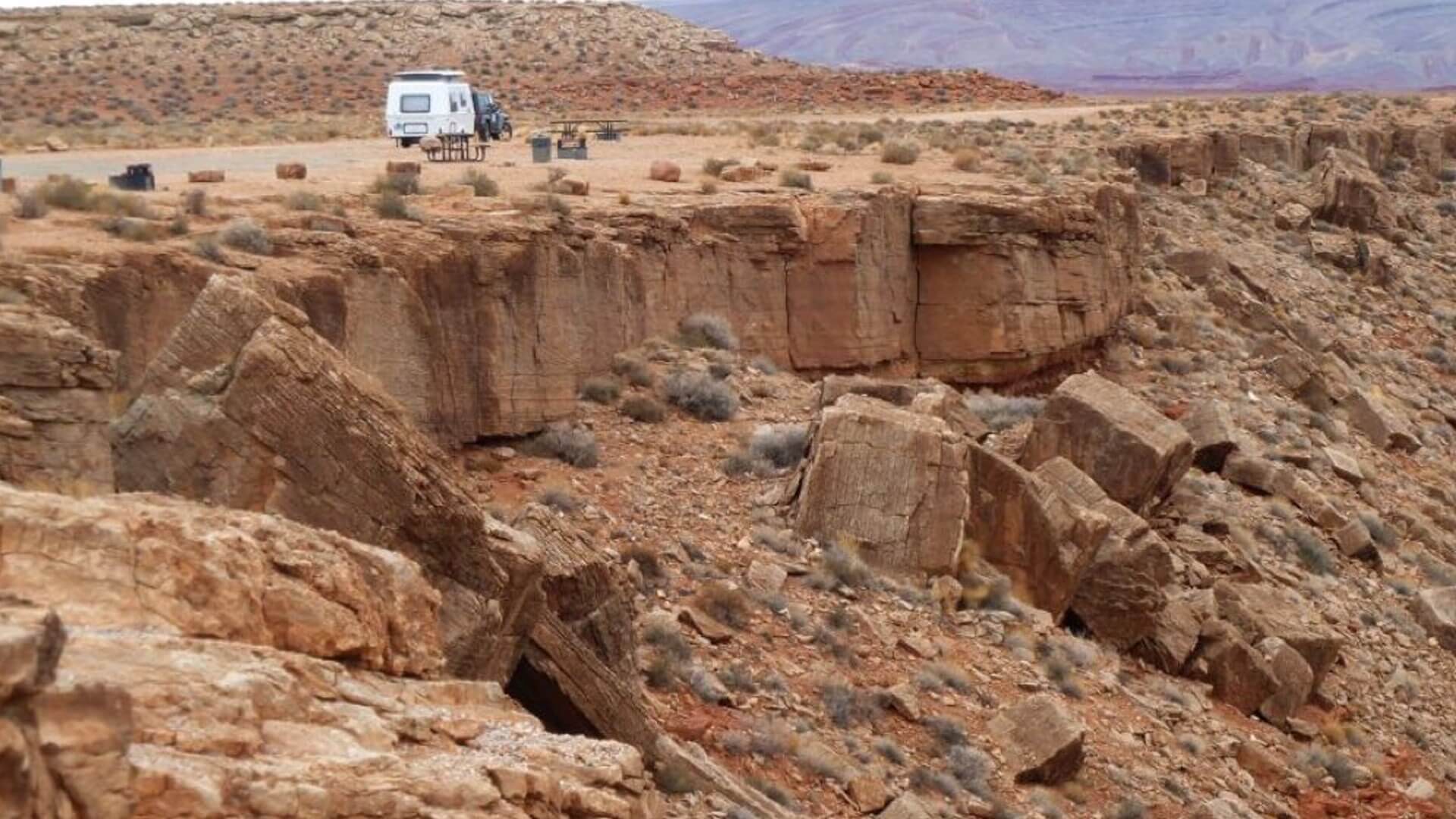Jeep mit Trailer in einer Felslandschaft im Westen der USA