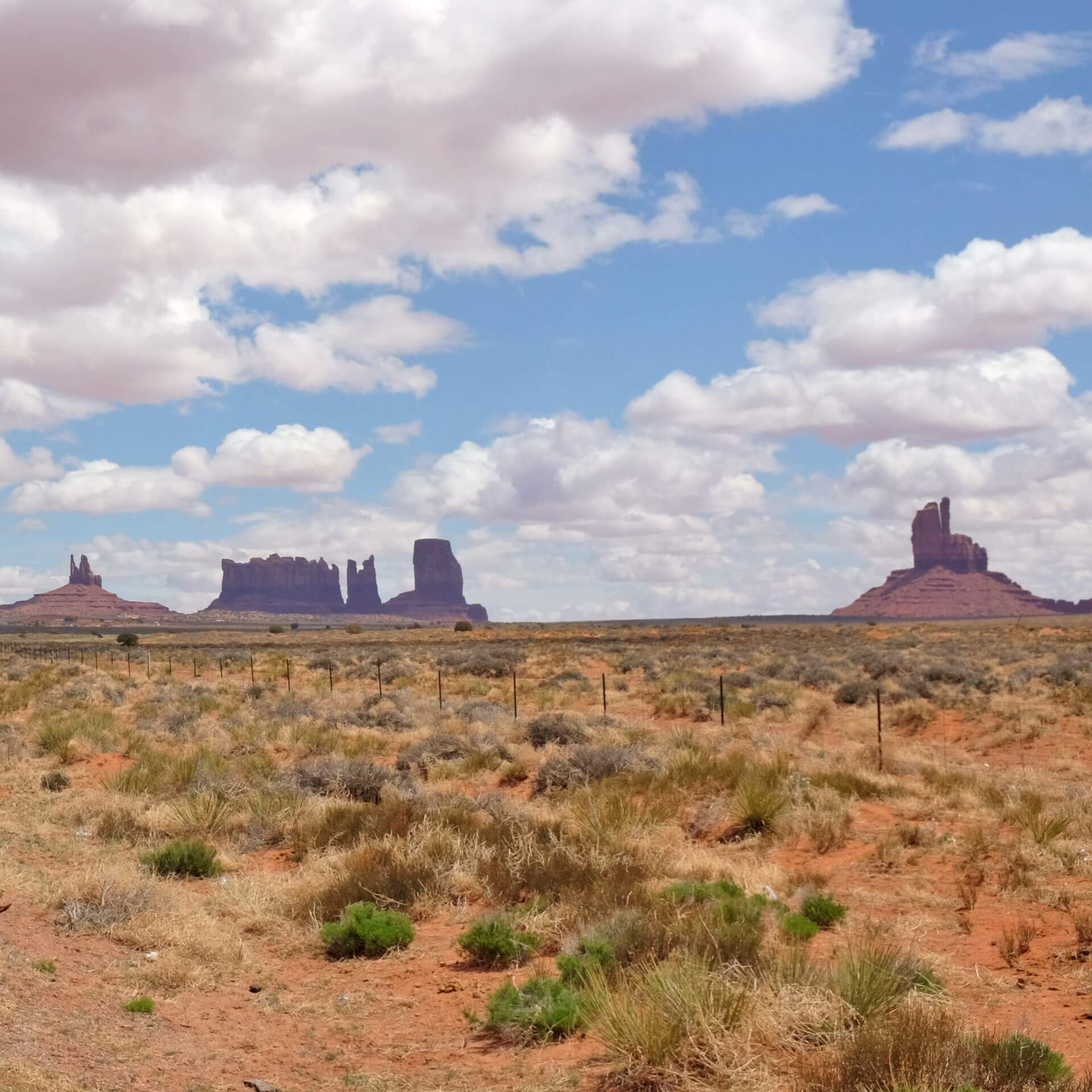 Landschaftsbild mit dem Monument Valley im Hintergrund.