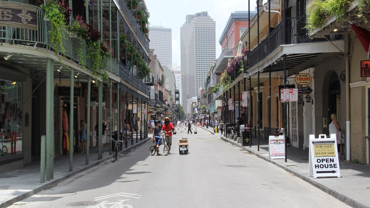 Eine Straße in New Orleans mit Hochhäusern im Hintergrund.