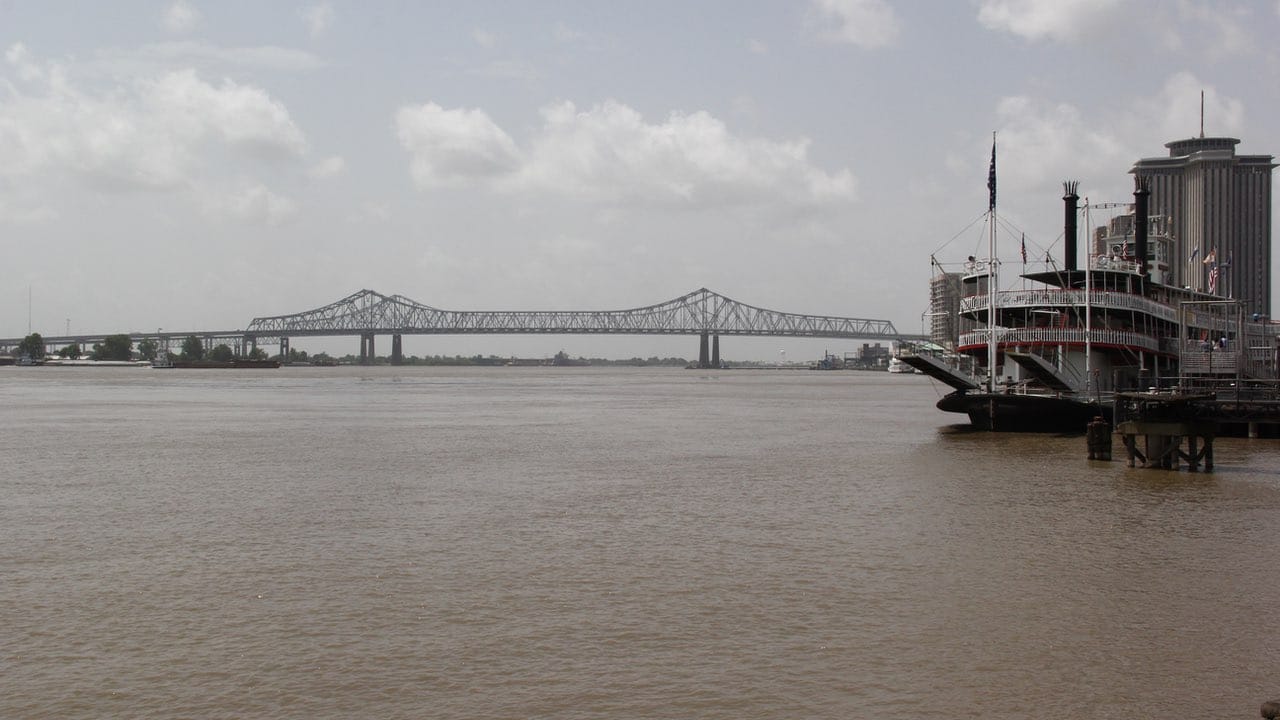 Blick auf eine Brücke, die über den gigantischen Mississippi River führt.
