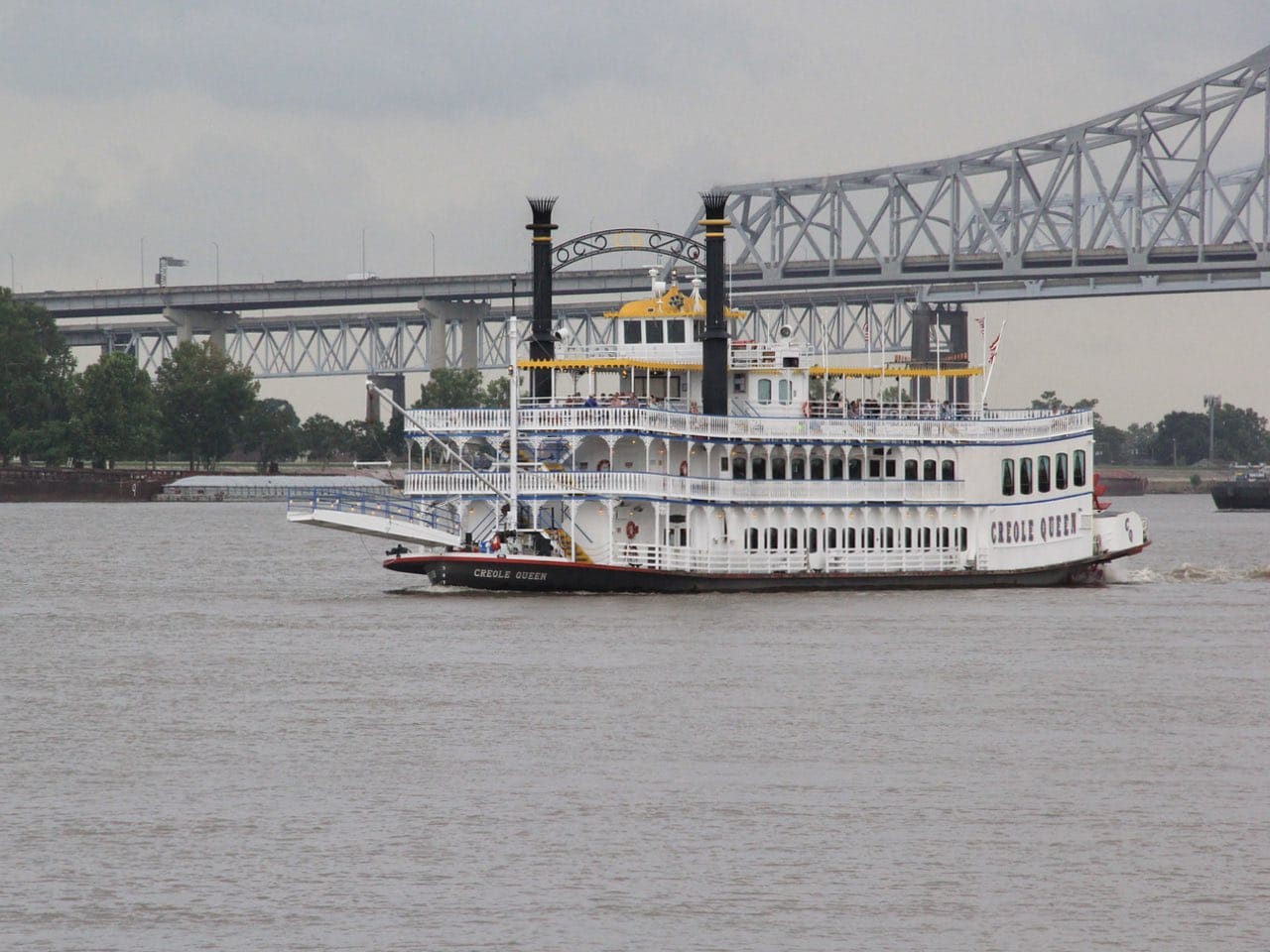 Ein Passagierboot auf dem Mississippi River in New Orleans.