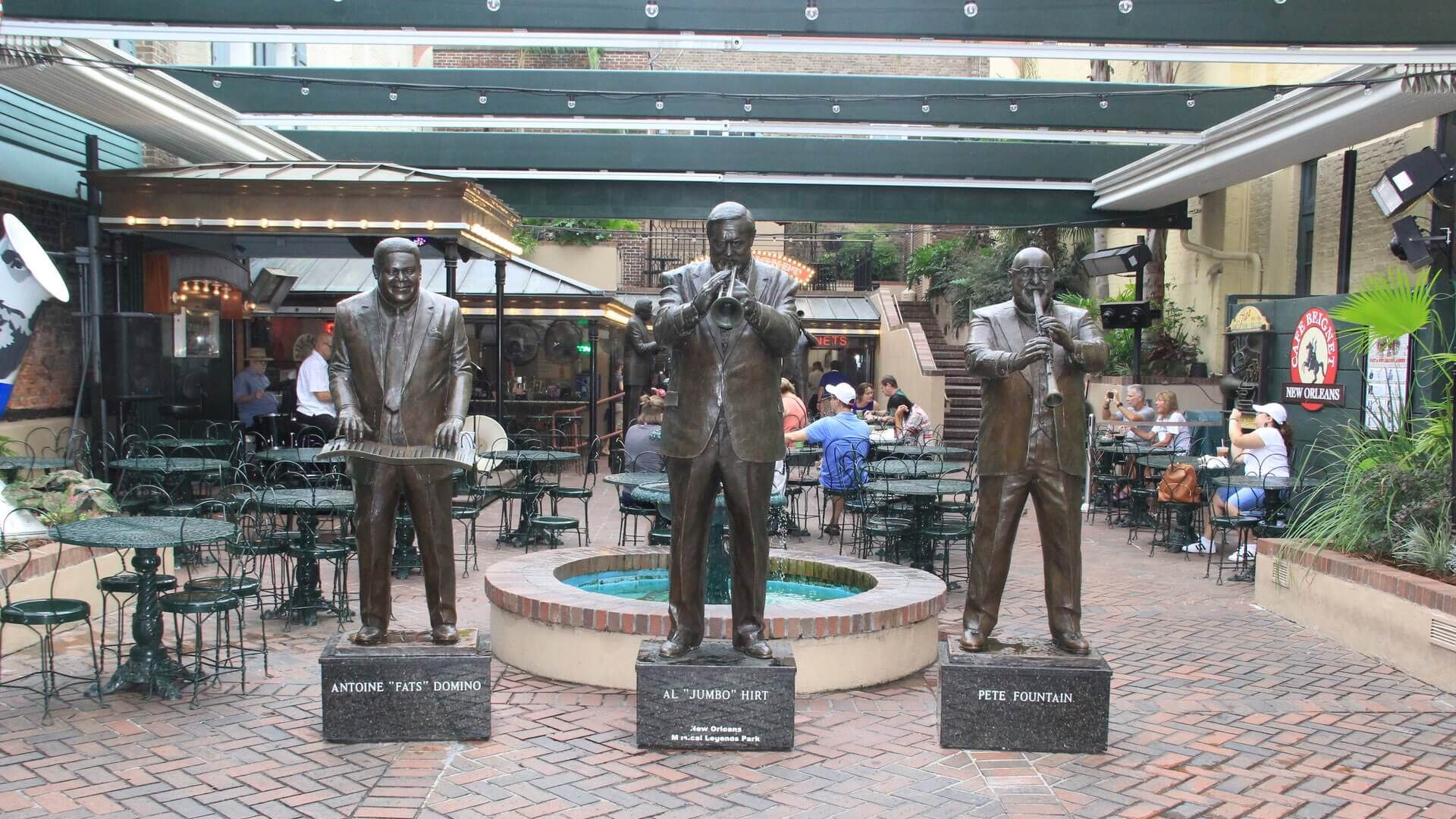 Drei Musiker Statuen inmitten von New Orleans.