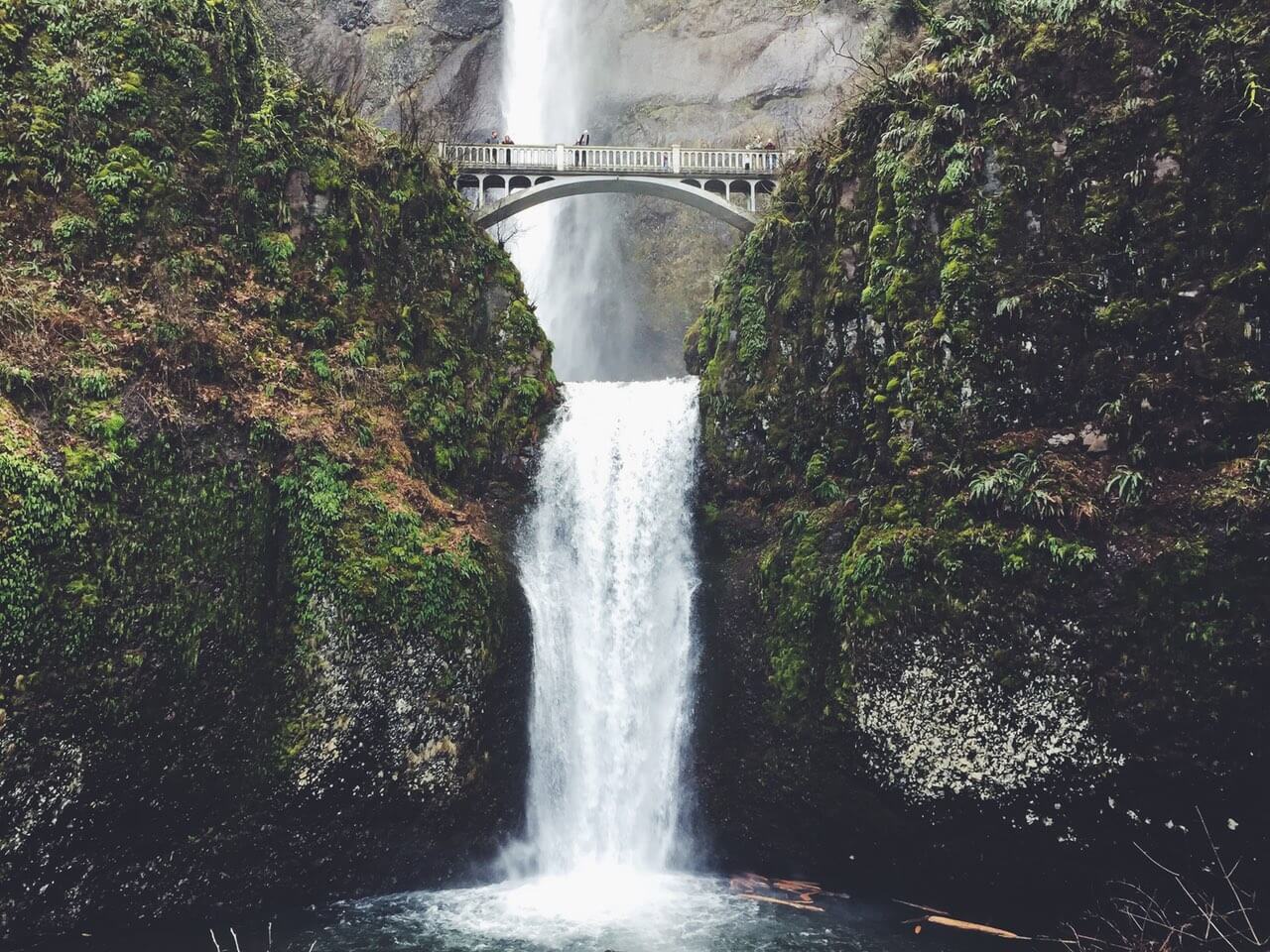 Die höchsten Wasserfälle Oregons - die Multnomah Falls.
