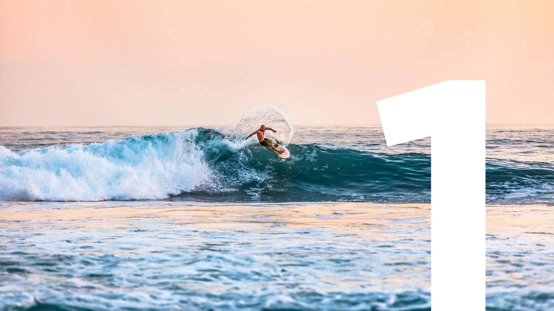 Ein Surfer auf seinem Surfbrett inmitten einer Welle.